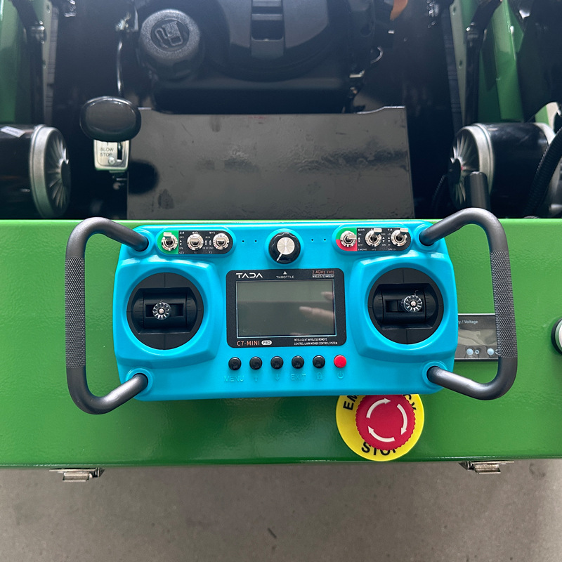 遥控机器人履带坦克全自动汽油割草机 碎杂草干草芦苇多功能设备