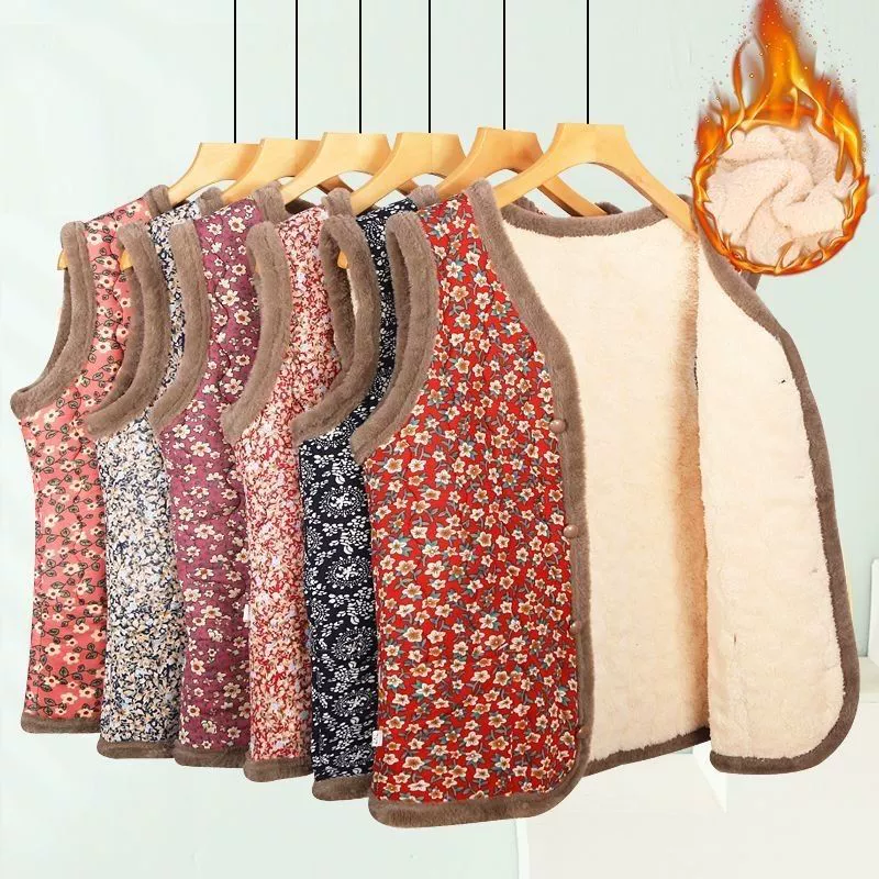 Среднего и пожилого возраста новая мама с плечами бабушки с плюшевыми цветами