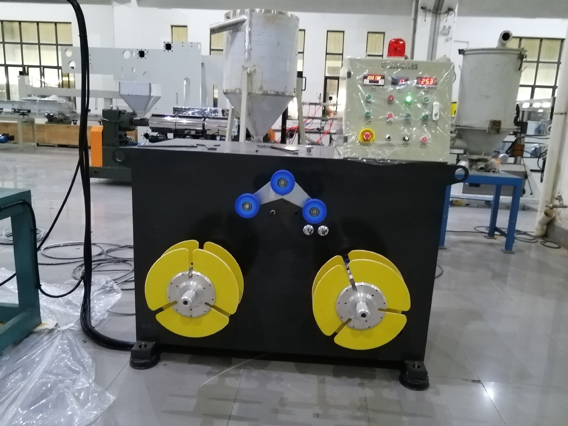 鼻梁条挤出机PVC包覆铁芯设备--燿安装备