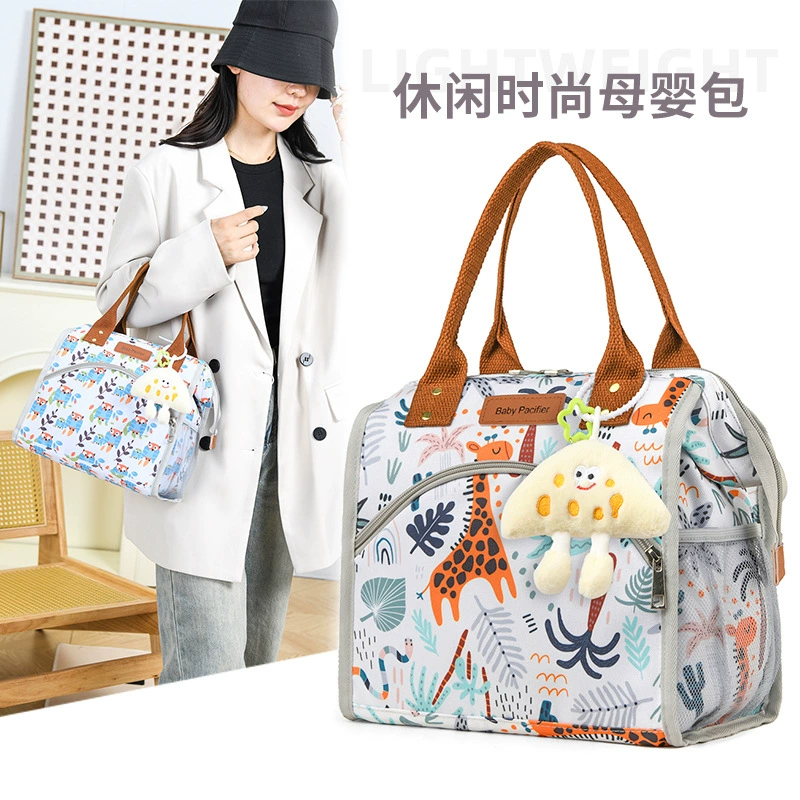 Мать и ребенок гуанва ходит по магазинам, легкая ручная сумка на плече