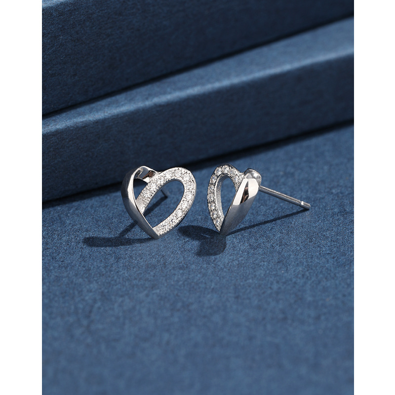 Pendientes de diamantes incrustados en forma de corazón para mujeres Pendientes de alto grado de nicho de lujo ligero de Plata de Ley 925 exquisitos pendientes de temperamento en forma de corazón simples