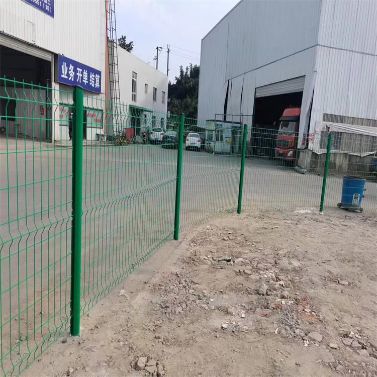 三角折弯护栏网 加筋浸塑钢丝网 公园道路桃型立柱围栏规格齐全