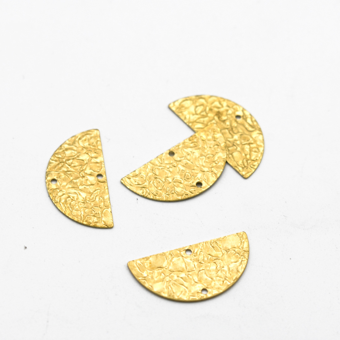 Suministro directo de fábrica tocado pulsera collar conexión colgante DIY cobre joyería accesorios nuevo arrugado doble agujero semicírculo