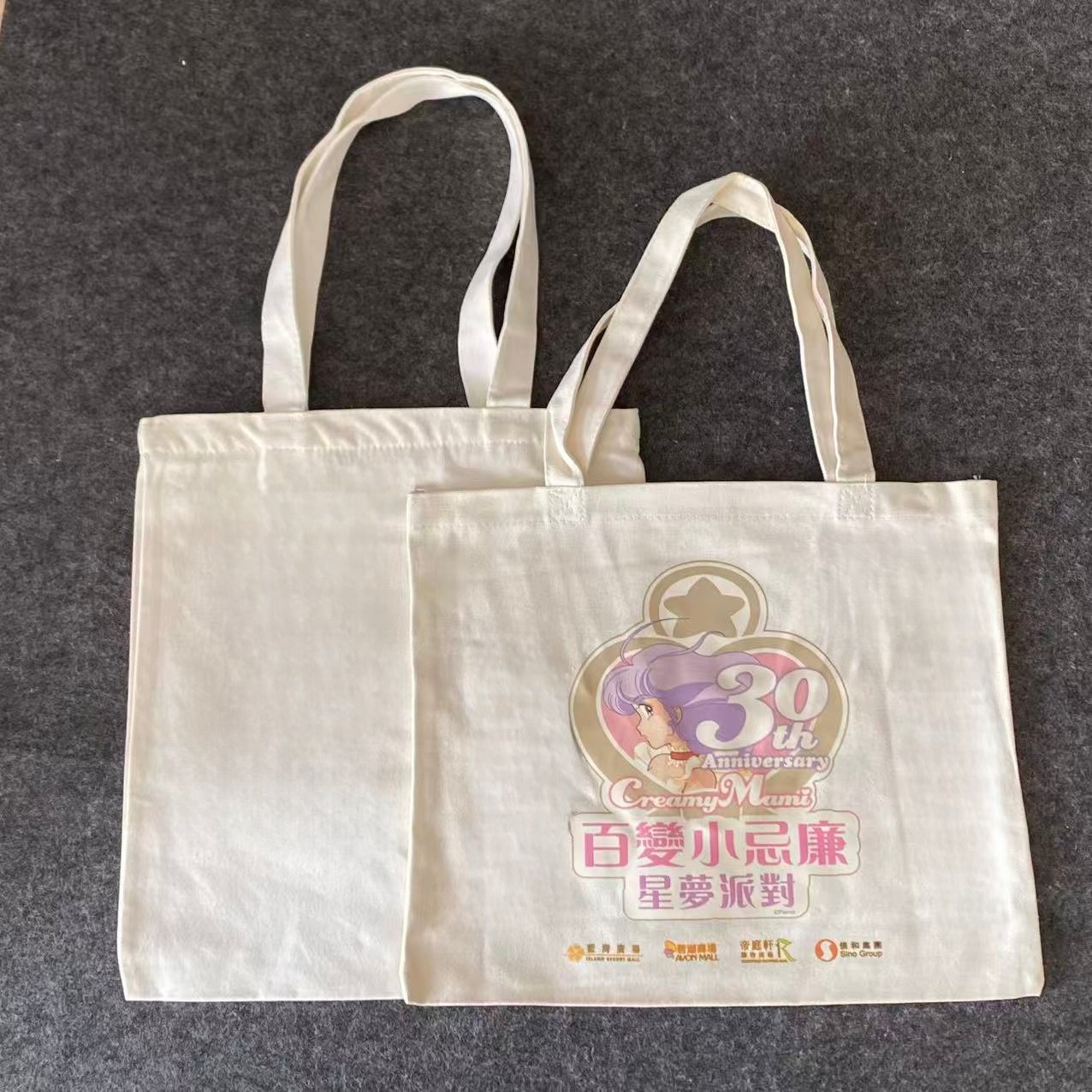 �հ׷����������װ�ɫ���ٴ�ʱ�������ѧ��������������ӡlogo