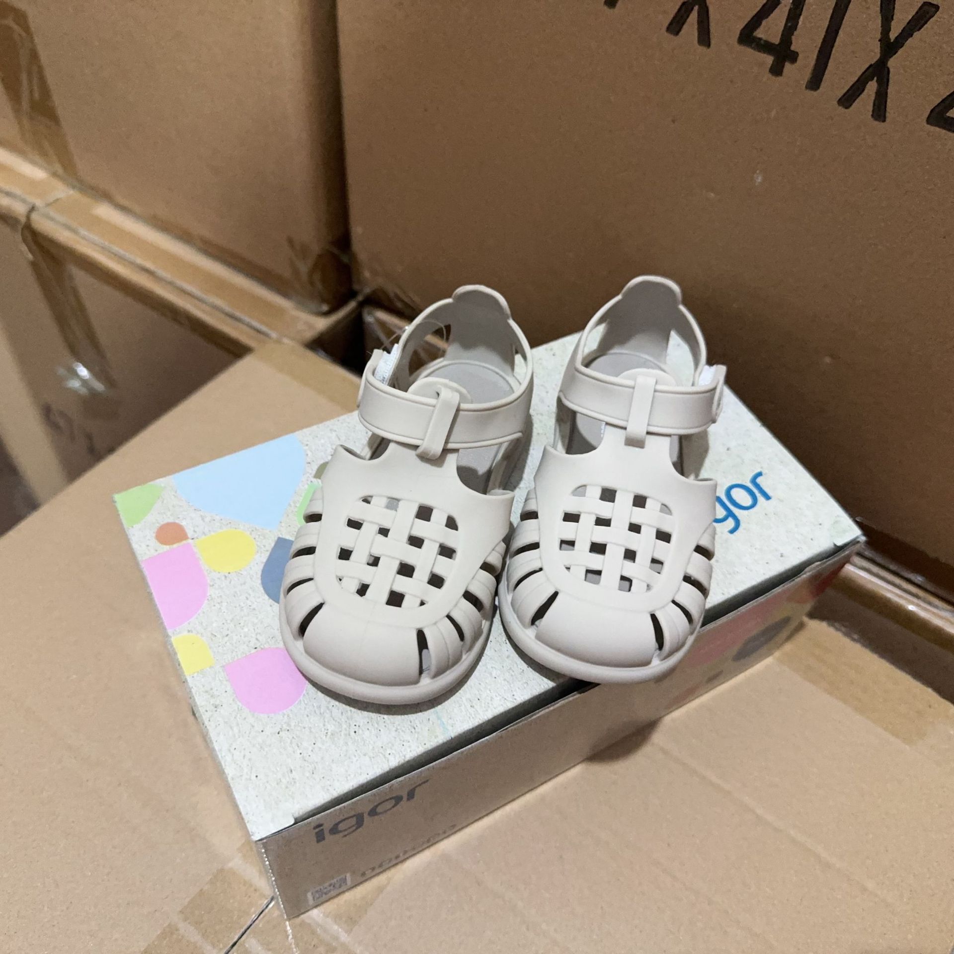 夏の新作、男の子と女の子のための無地カジュアル包頭ローマサンダル、マジックテープ付きビーチサンダル