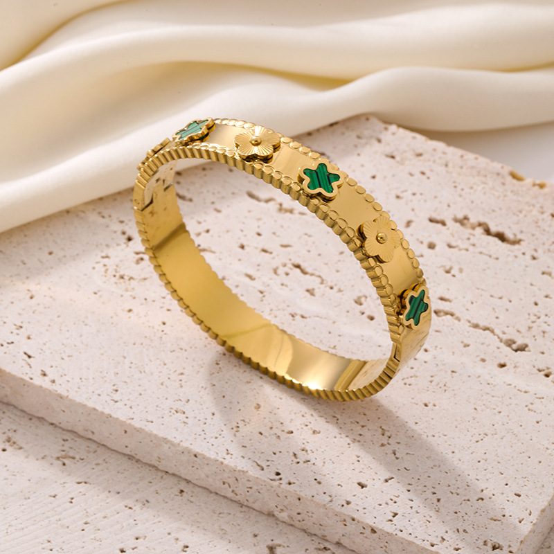 Pulsera de acero de titanio de estilo explosivo transfronterizo europeo y americano para mujer, temperamento que no se desvanece, todo fósforo, flor de cinco hojas, fritillaria, joyería ligera de lujo al por mayor
