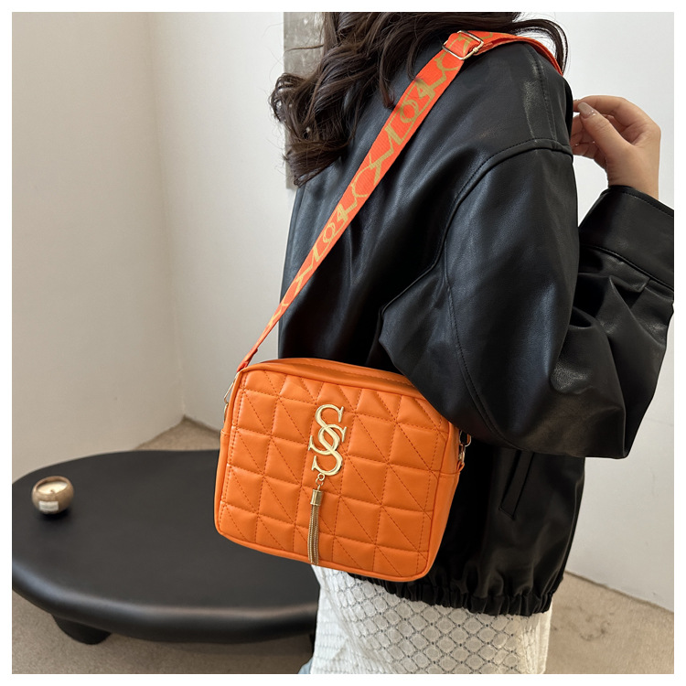 A simple and fashionable single-shoulder women's bag with diamond-shaped embroidery thread in 2024, a fresh and stylish crossbody bag with a trendy and fashionable small square style undefined