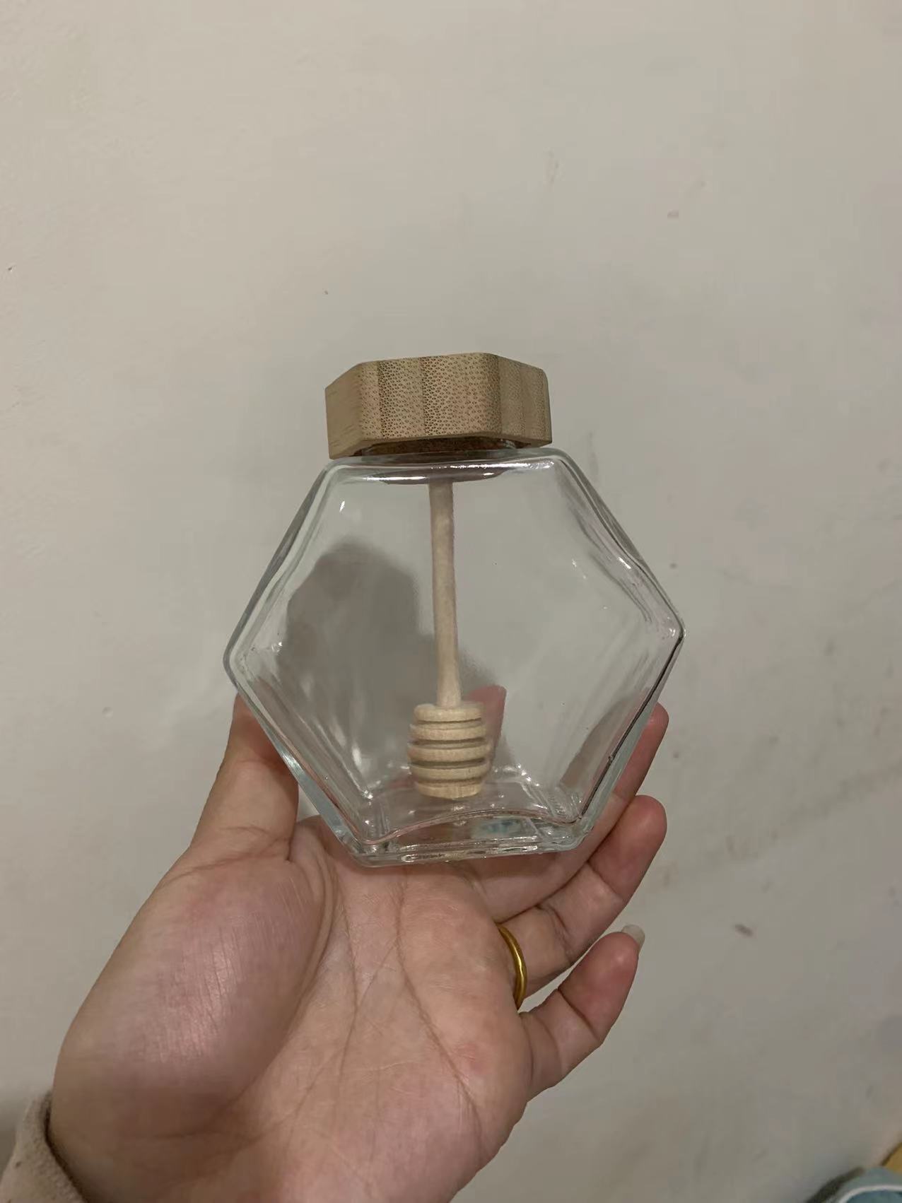 En stock botella de miel cubierta de bambú botella de vidrio hexagonal transparente con varilla de agitación sellada miel sub-botella gran cantidad consulta