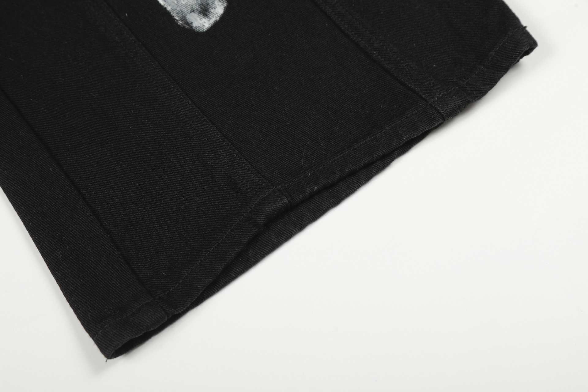 Jean en denim noir délavé, coupe ample, jambe droite, style vintage, effet peinture éclaboussée, pour homme et femme._voghion.com