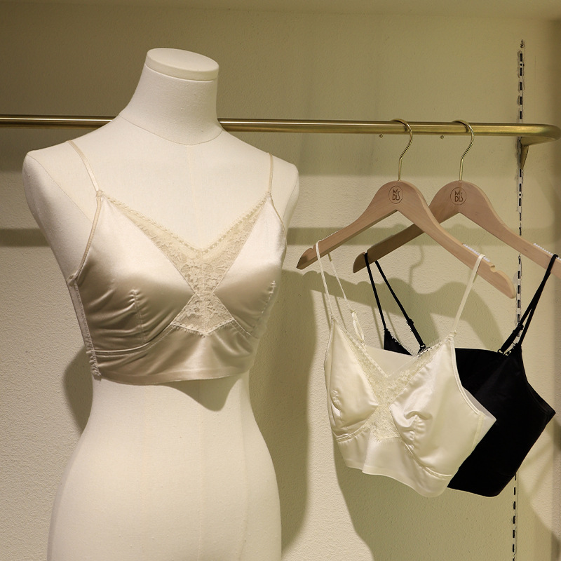 French romantic V-neck lace-trimmed bra, luxurious satin-feel invisible backless bra, seamless and skin-friendly wrap bra.