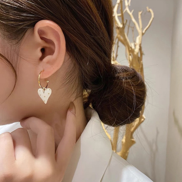Retro white elegant earrings