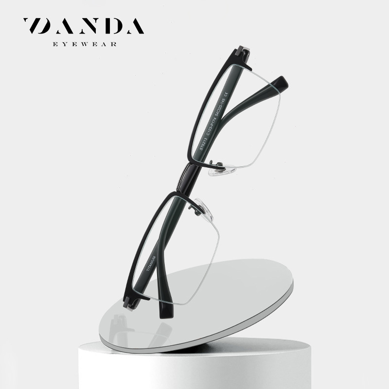 En stock nuevas gafas de titanio puro ST6213 hombres de negocios anti-azul gafas de luz TR gafas de pierna puede ser equipado con gafas de miopía