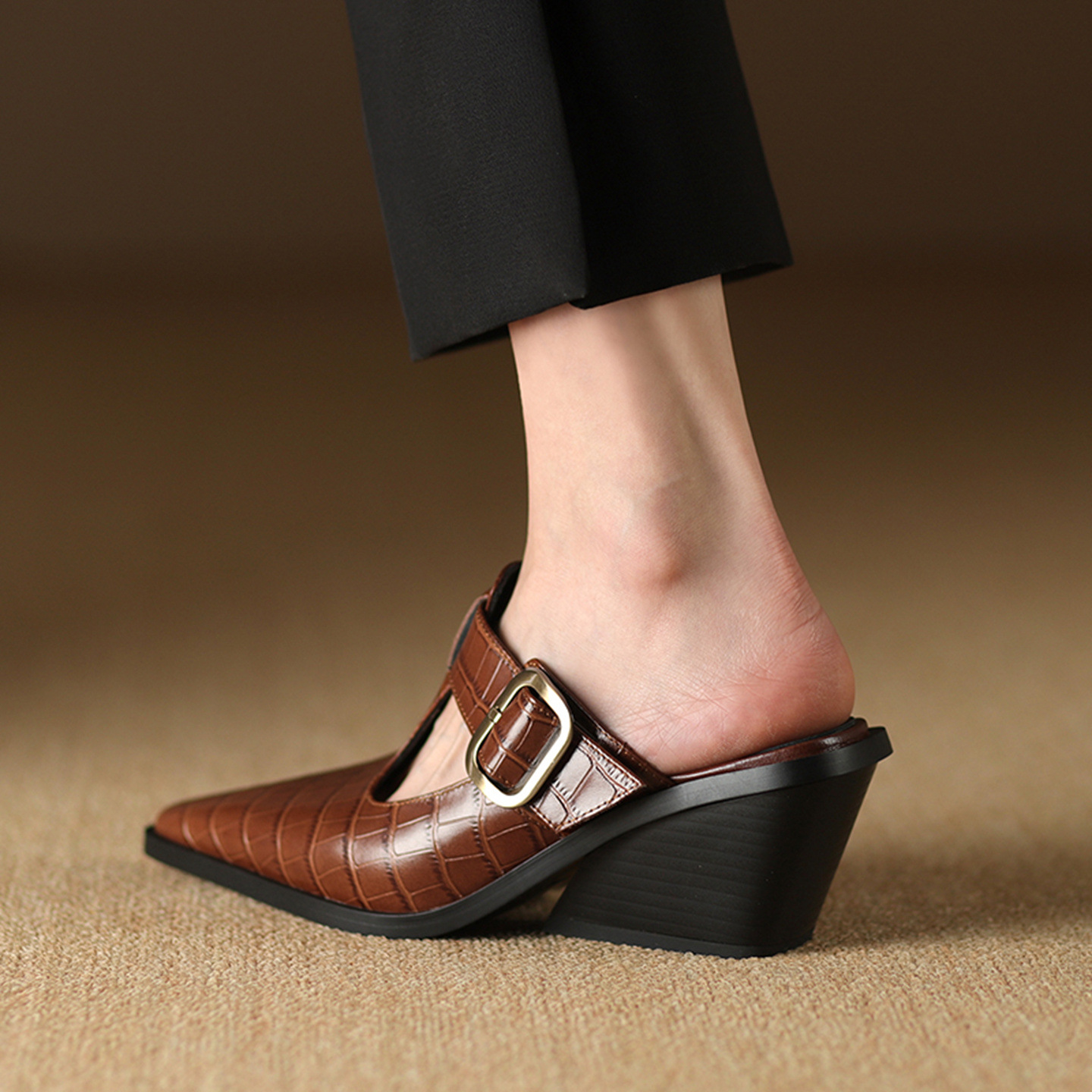 Dép sandal nữ mũi nhọn quai hậu khóa kim gót dày — màu nâu