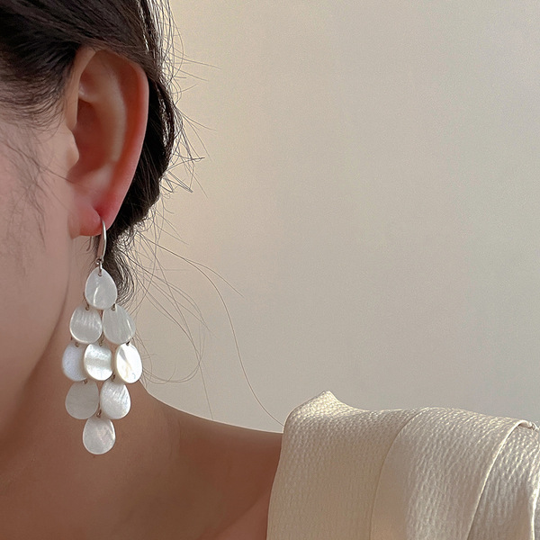 Design trend long earrings drop-shaped with tassels