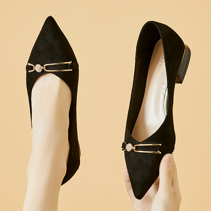 2026 primavera y verano nuevos zapatos de cabeza afilada y superficial damas tiernas zapatos de trabajo de tacones altos negros