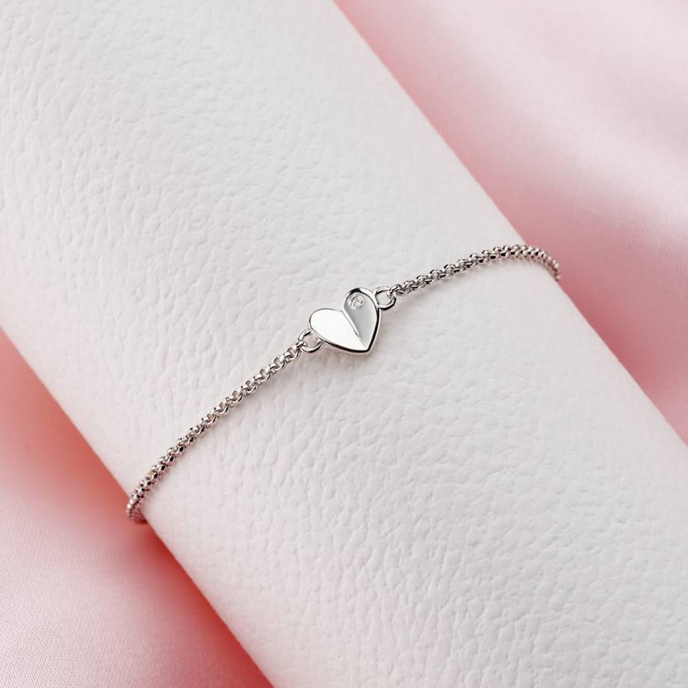 Source manufacturers wholesale Korean fashion heart-shaped heart accessories ladies fashion stainless steel love diamond bracelet