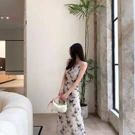 碎花吊带连衣裙女2026新款夏季穿搭蝴蝶印花法式别致绝美气质长裙