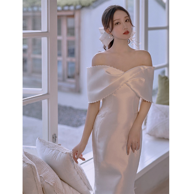 Vestido de novia ligero de satén con hombros descubiertos, estilo ultra-encantador, blanco con un pequeño cola, elegante vestido de noche con capa de cola de pez para primavera. image 6