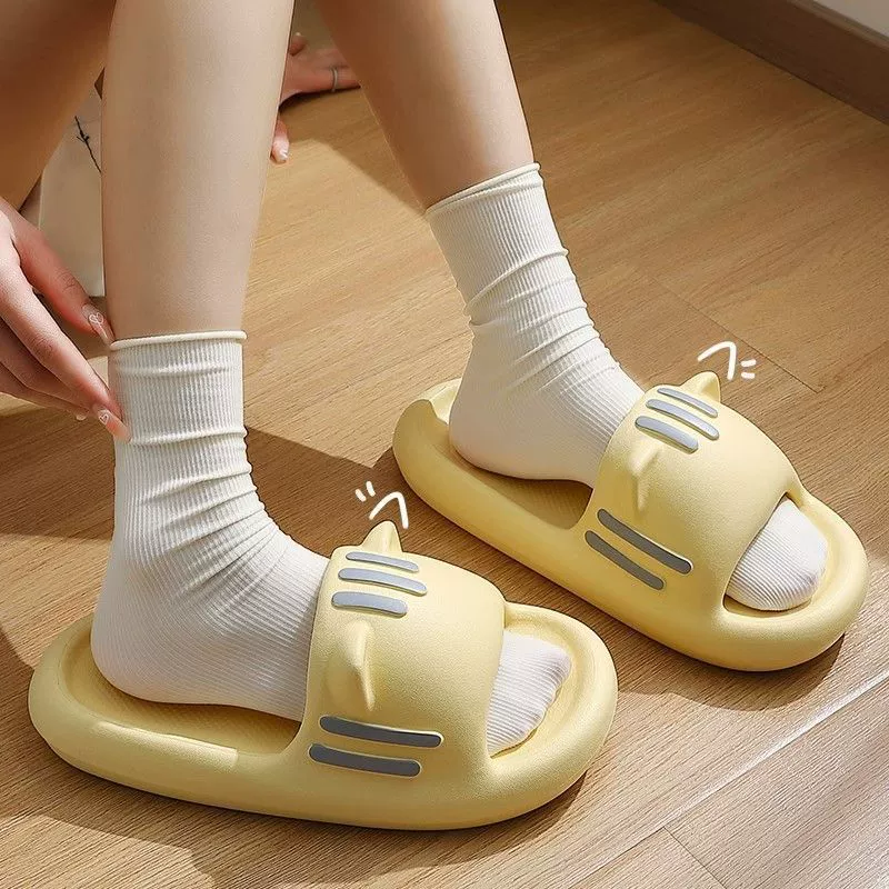 Мягкие и упругие тапочки для женской летней верхней одежды, новинка 2023, универсальные домашние шлепанцы на толстой подошве, нескользящие сандалии с кошачьими ушками