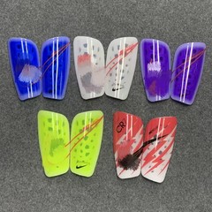 大人の子供の専門のサッカーのスポーツのすねの保護板は厚い二層の挿し式の通気の穴のすねの板の卸売りを保護します。