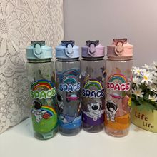 批发太空人标准800ml透明中杯带提绳吸管耐摔耐高温弹跳盖水杯