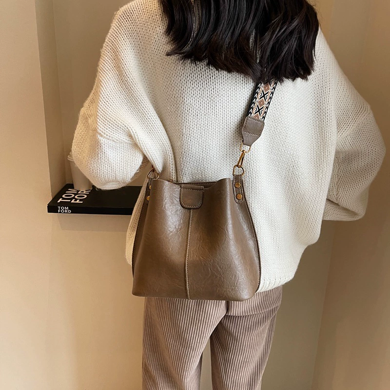 Demi-season straps, fashionable one-shoulder bag, 2023 collection, high-end