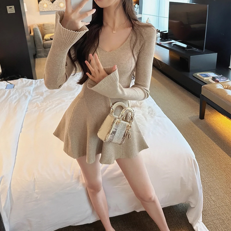 Hibiscus Early Autumn Long-sleeved Waist V-neck Knitted dress Women's Slim-fit Slimming Elegant Inner Short Skirt Spice Girls Niche Hibiscus Early Autumn Long-sleeved Waist V-neck Knitted dress Women's Slim-fit Slimming Elegant Inner Short Skirt Spice Girls Niche