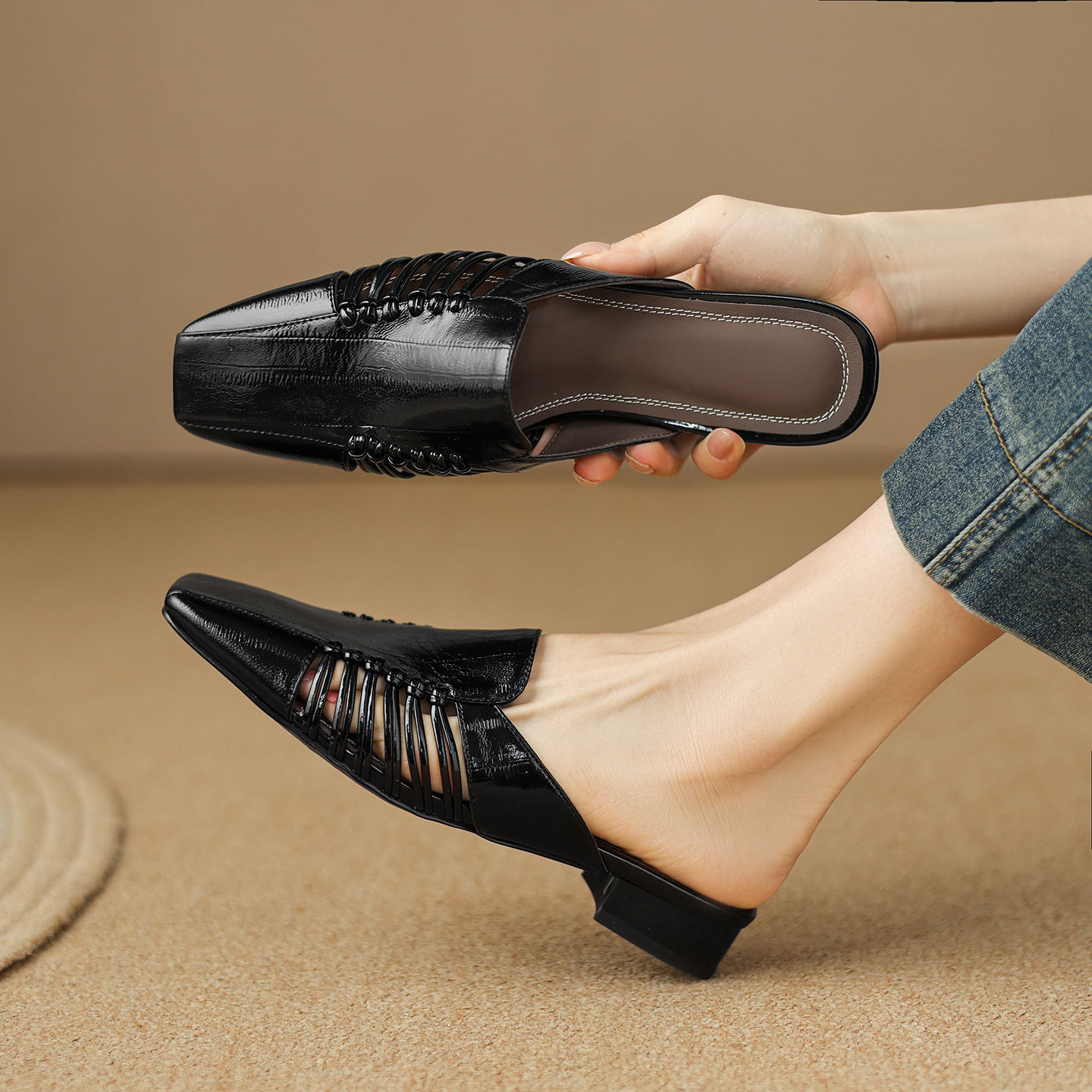 Dép sandal nữ quai chữ V bệt mũi tròn phong cách vintage — đen