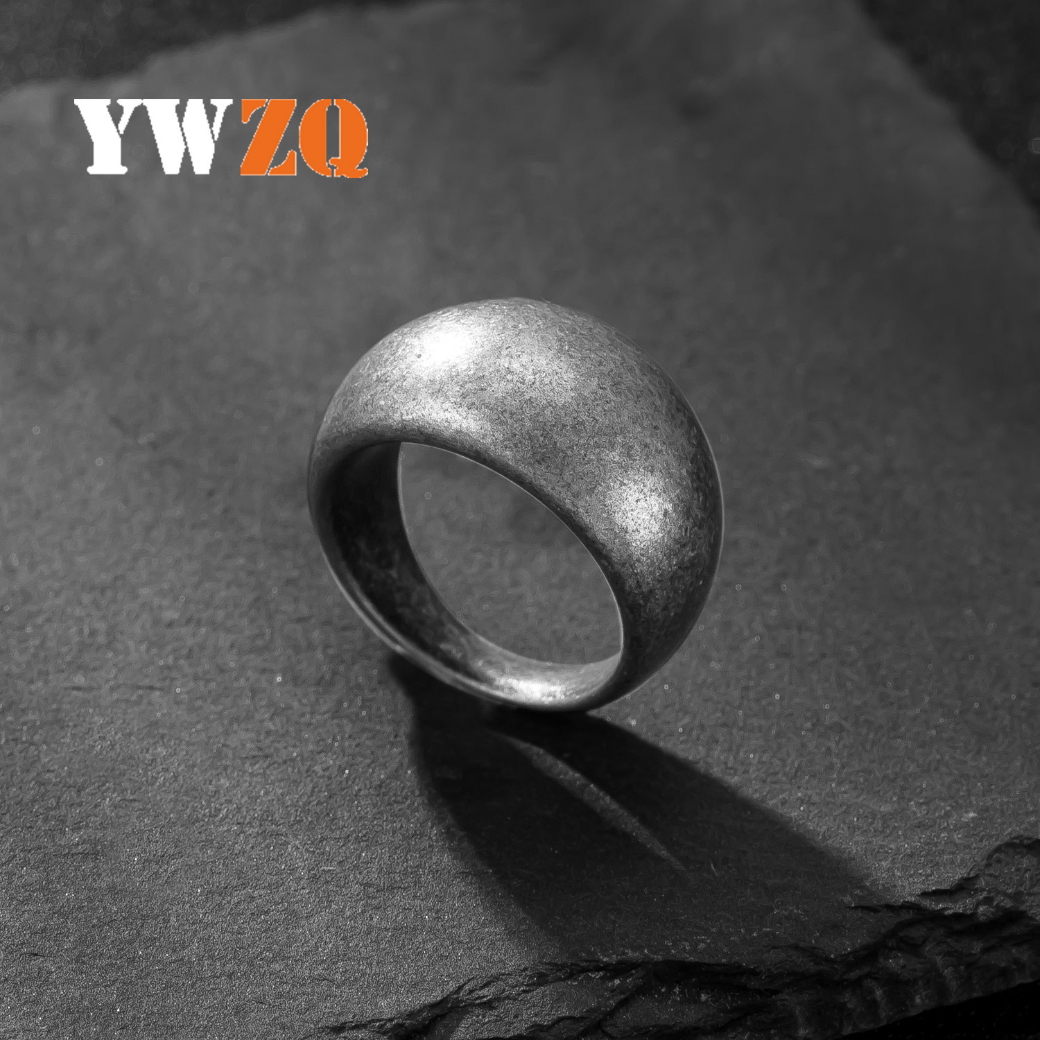 Anillo de hombre de acero inoxidable transfronterizo europeo y americano, anillo de dedo de pasta ligera fundida, joyería de acero de titanio antiguo retro, venta directa de fábrica