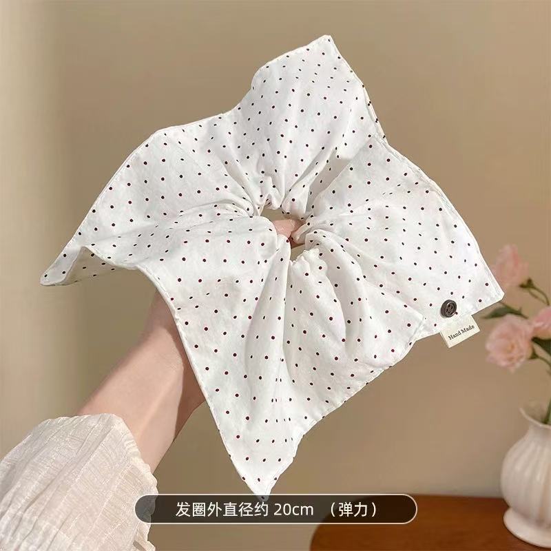 5831 흰색배경 레드땡땡이-스퀘어스카프 (22cm)