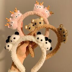 ぬいぐるみのパンダの顔を洗うカチューシャ