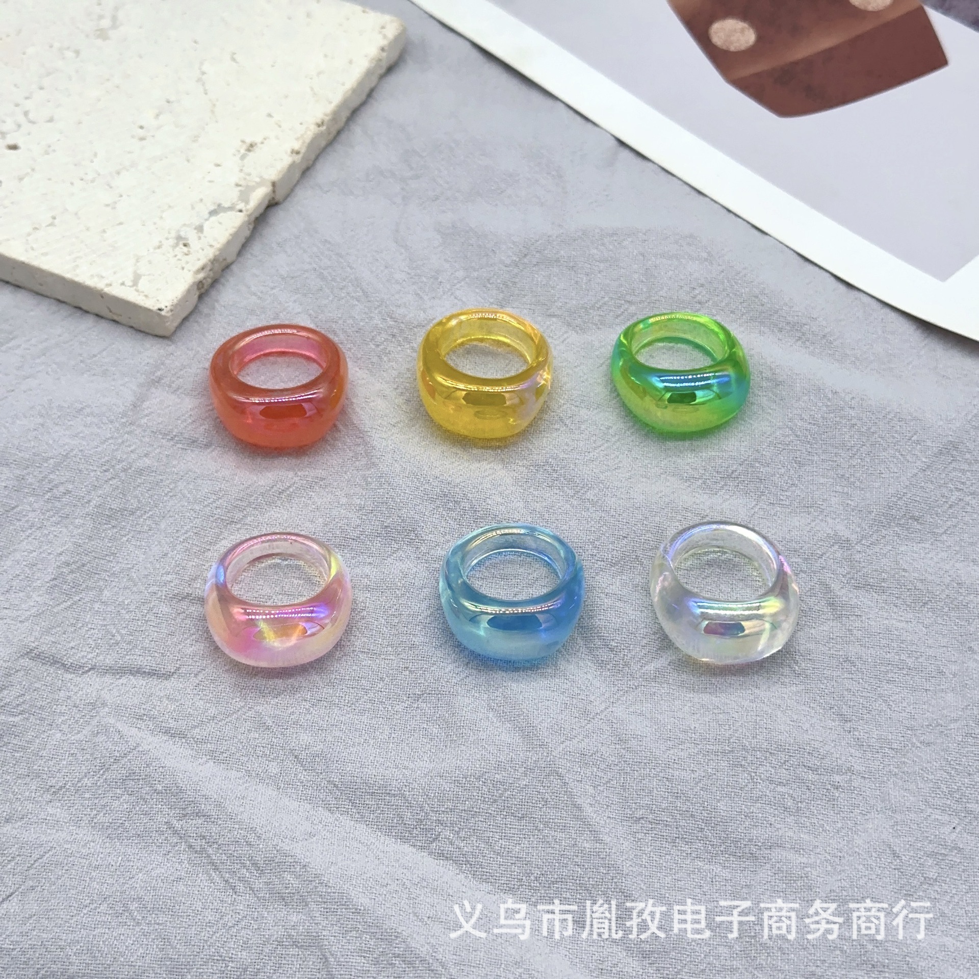 Nuevo japonés y coreano ins estilo neto rojo retro colorido resina acrílico anillo de las mujeres de moda simple estilo frío anillo