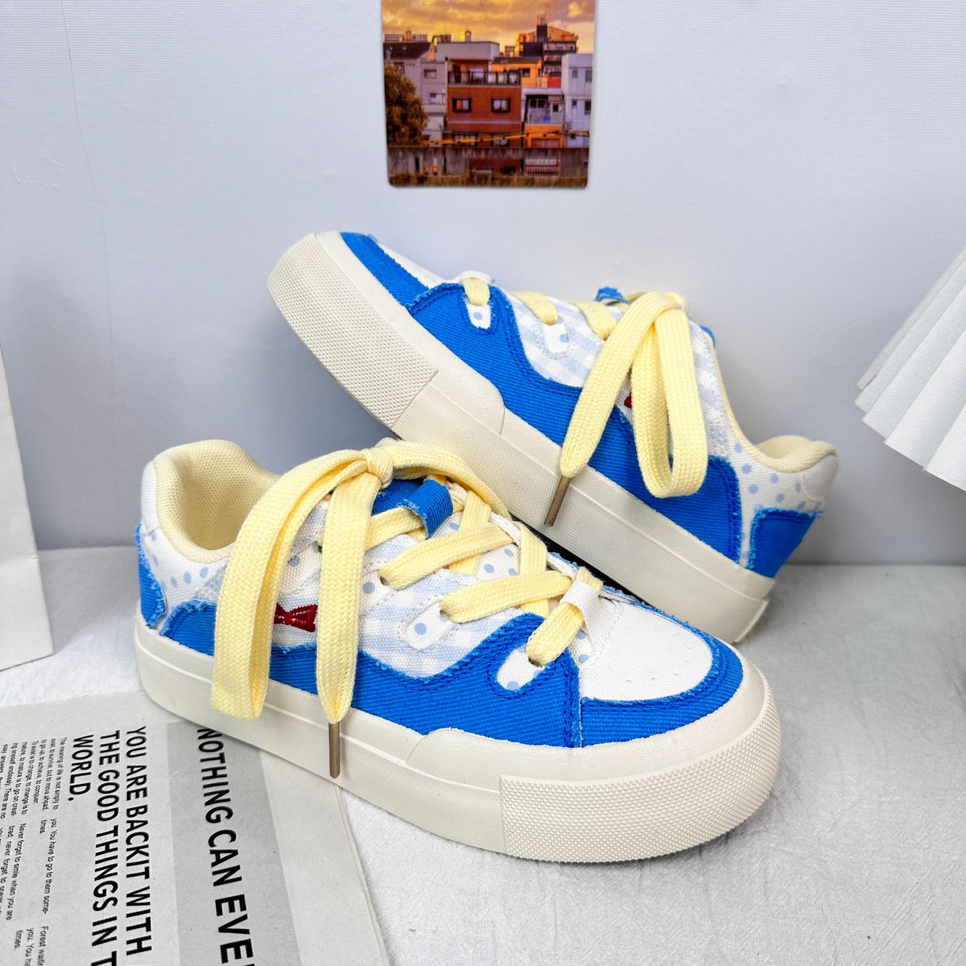 Zapatos de pan de dopamina de onda lejana 2025 nuevos zapatos de mujer de moda primavera de suela gruesa zapatos casuales de todo fósforo zapatillas de deporte para mujer