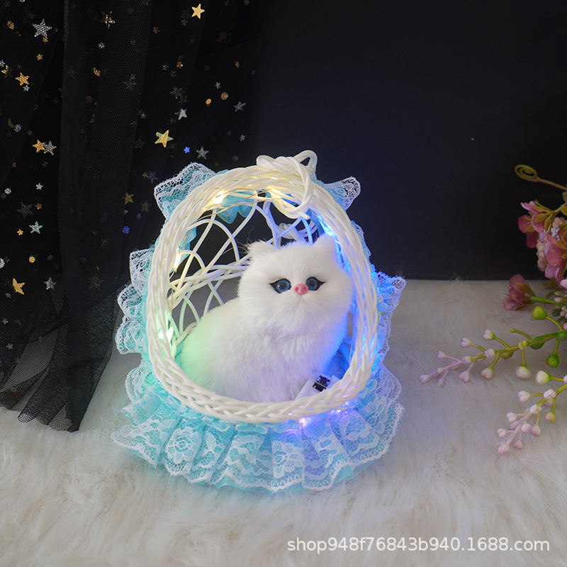 빛나는 매달린 바구니 (파란색) 는 작은 흰색 고양이라고 불립니다.