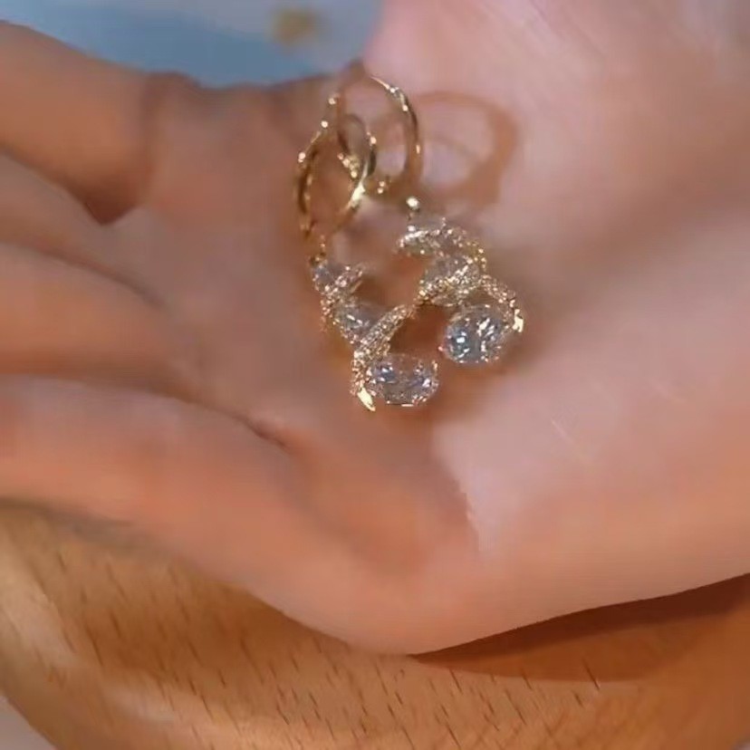 Elegant and stylish water drop earrings, 2026 new trendy niche design, popular online luxury earrings