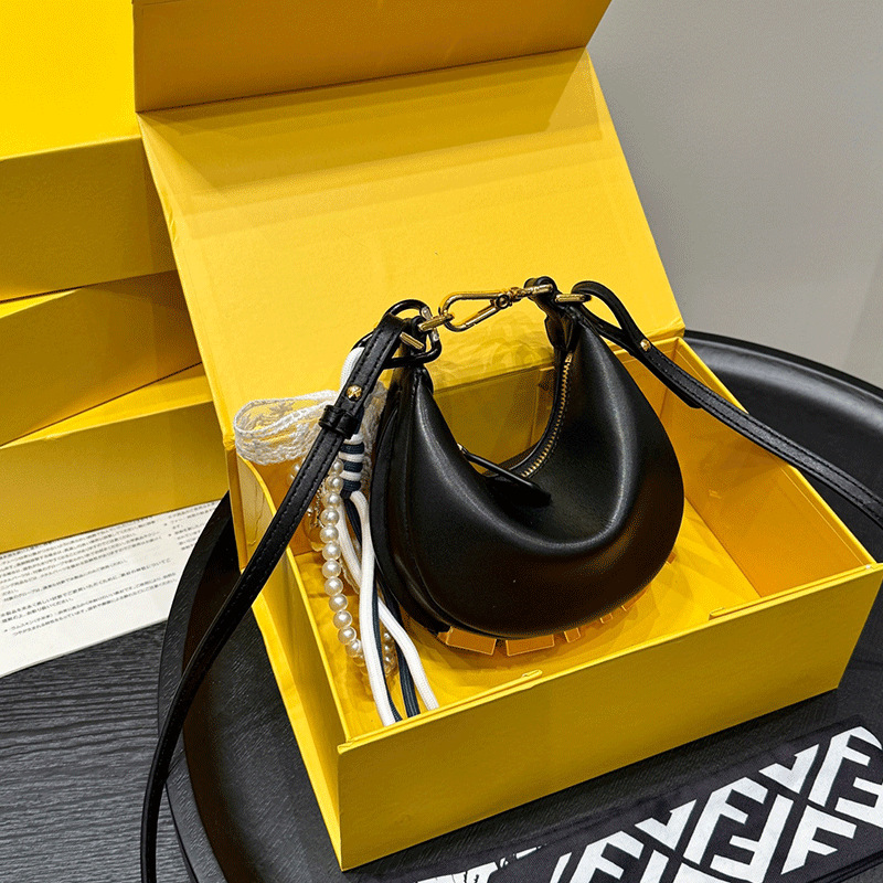 체인이 없는 블랙 가죽