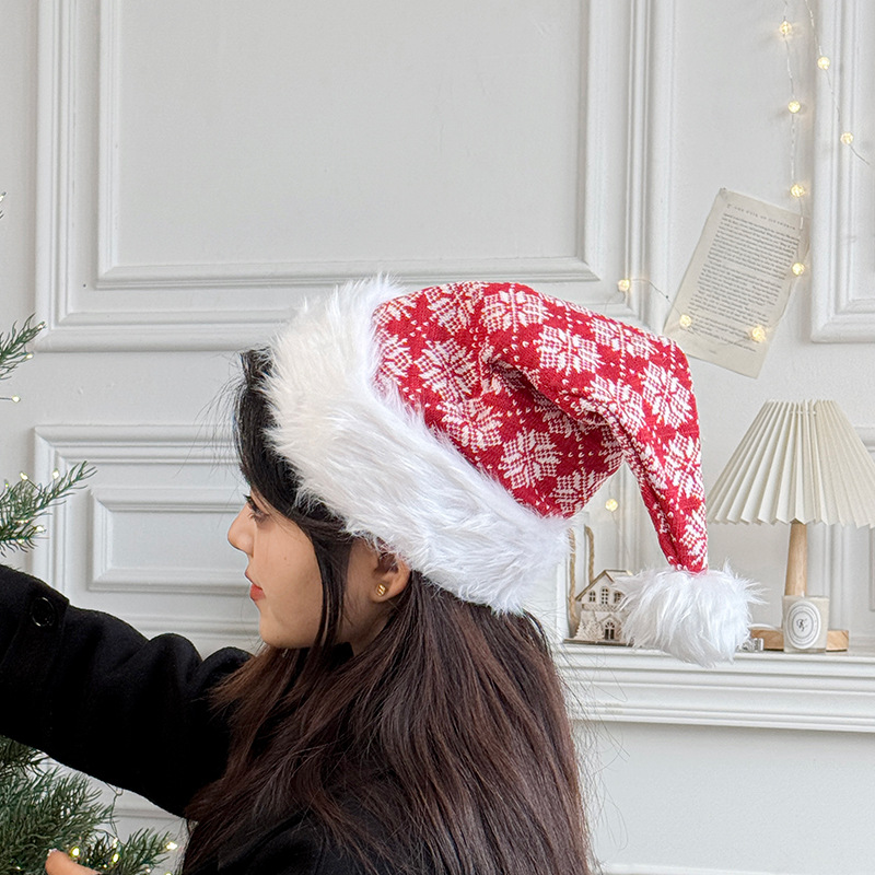 Sombrero de Navidad de tela de nuevo borde blanco de peluche pequeño sombrero rojo de Navidad de invierno atmósfera de peluche de punto sombrero vestido