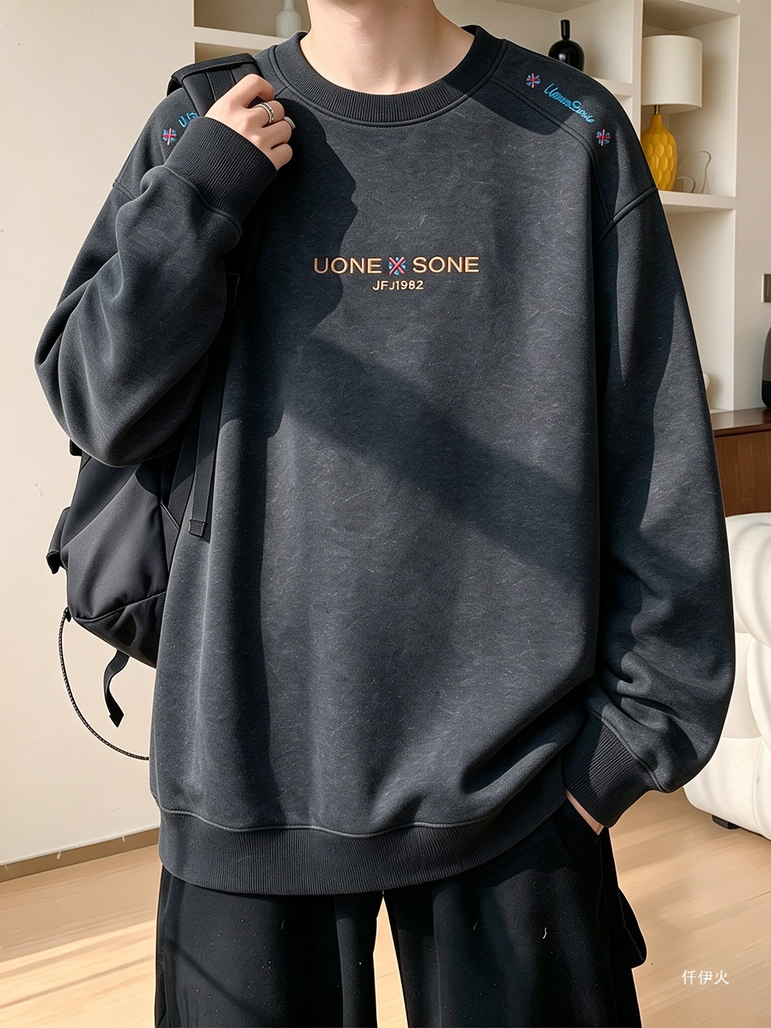 Letter-embroidered crew-neck sweatshirt for men, autumn trendy brand, versatile hoodless top, 2026 new style, loose-fit jacket for teenagers