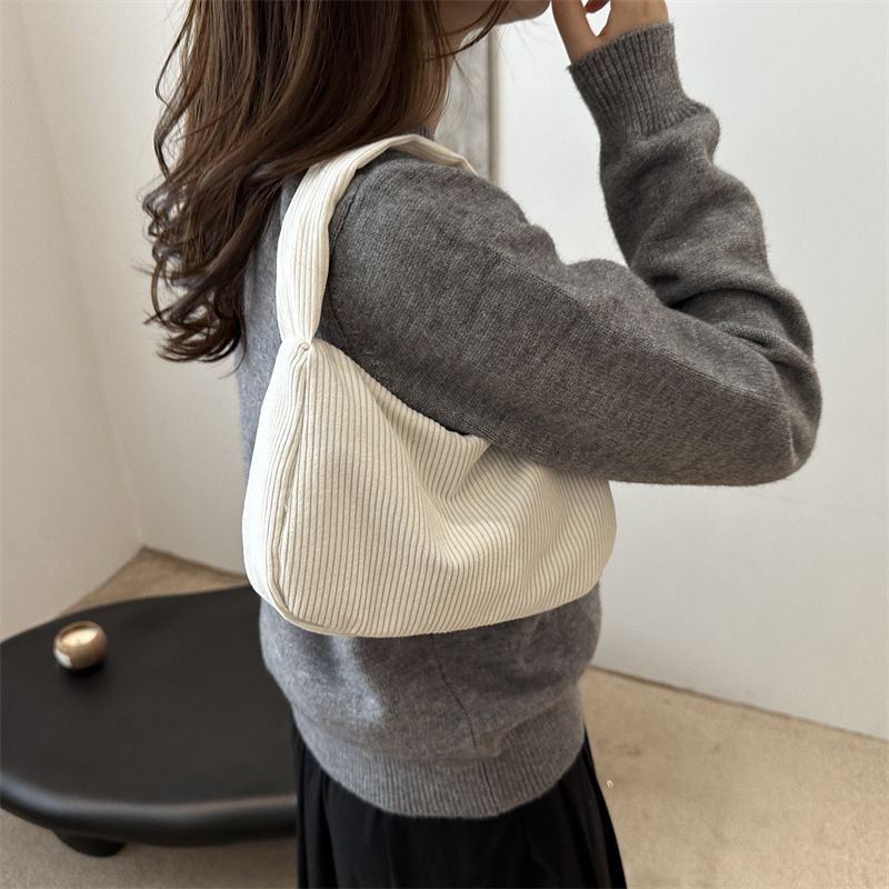 2024 nuevo bolso de axila, bolso de hombro de diseño de personalidad de pana negra retro retro, bolso de luna nueva casual