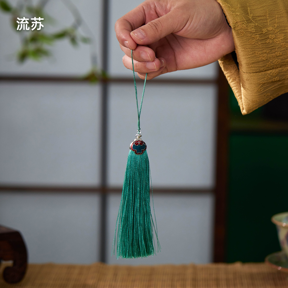 зеленая кисточка; гофрированный короб