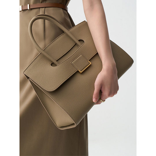 Guangzhou Women's bag large capacity commuter all-match briefcase female niche design simple High sense handbag cross-border Fashion