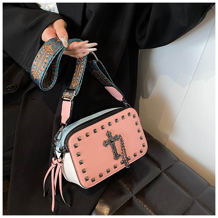 Women's Medium Pu Leather Cross Streetwear Rivet Zipper Square Bag display picture 9