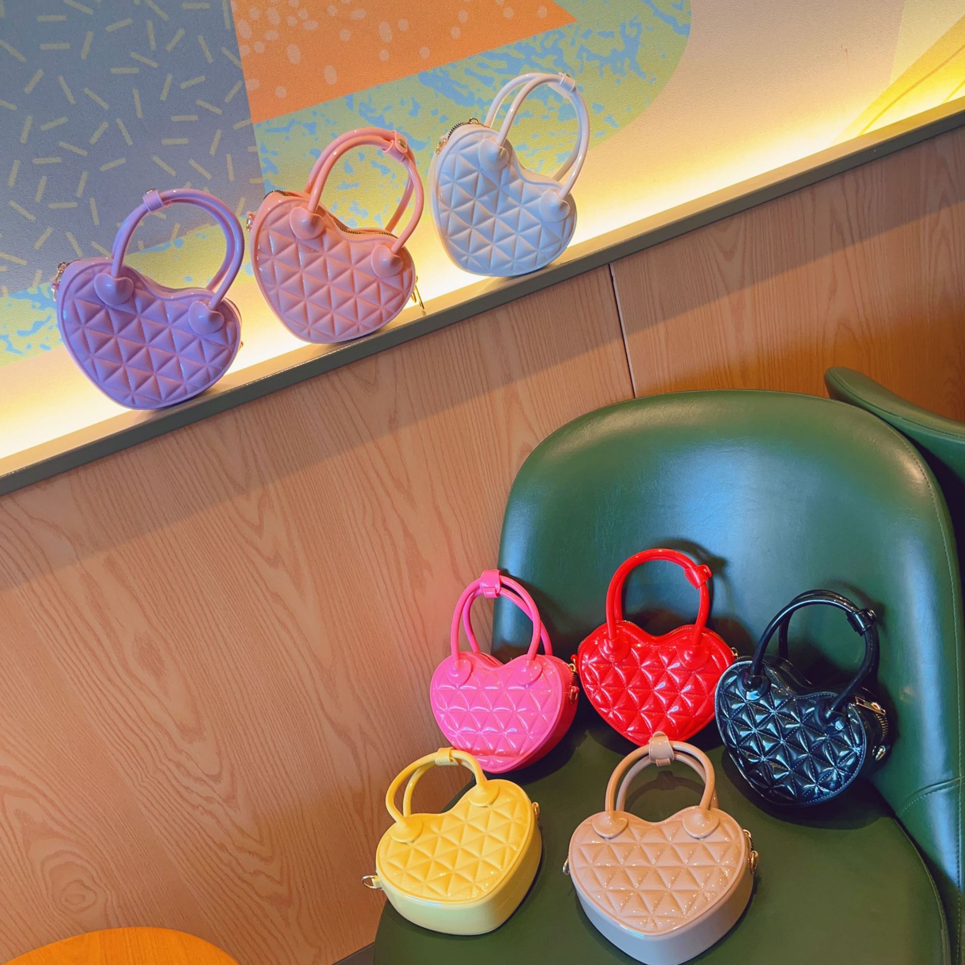 New PVC jelly bag for early spring 2025, heart-shaped hand-held small bag, diamond-shaped single-shoulder crossbody ladies' bag, sweet small bag undefined