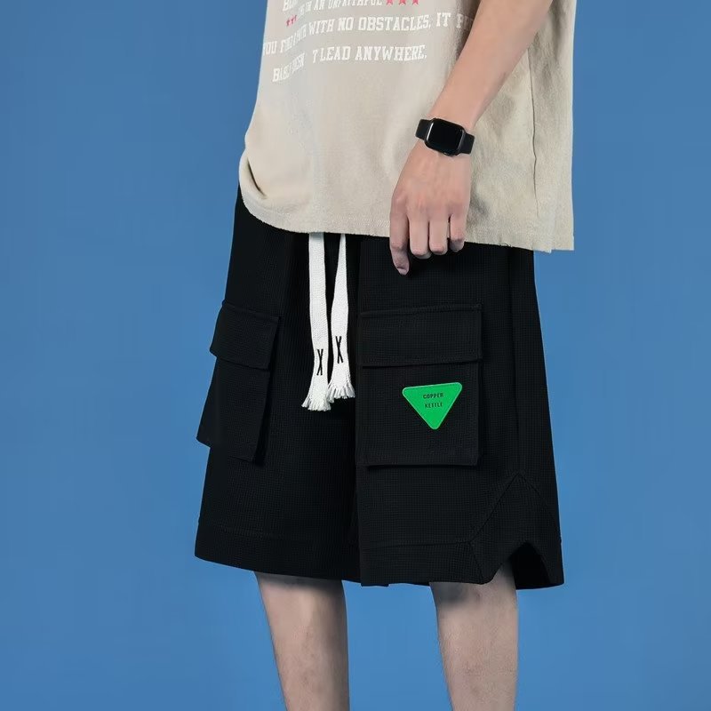 Pantalones cortos de herramientas para hombres, ropa exterior de verano, pantalones de cinco puntos bf sueltos de la marca de moda, pantalones rectos casuales de estilo de Hong Kong para adolescentes