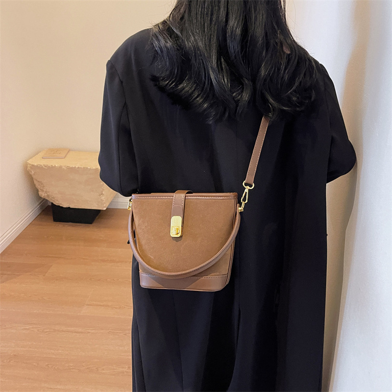 Nicho coreano de diseño simple bolso de cubo de mano mujer 2024 nuevo estilo de moda universal bolso de hombro bolso de moda