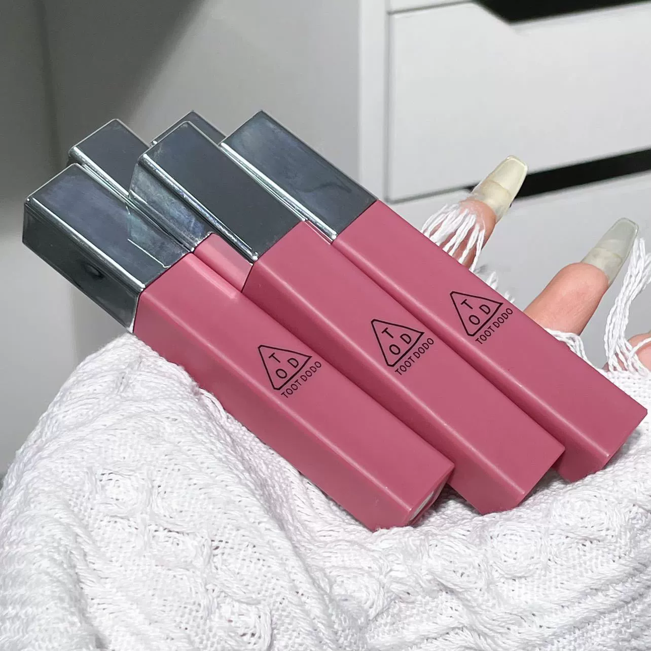 Помада блестящая Velvet Misty petals мягкая бархатистая дымчатая помада с низкой насыщенностью, мягкий туман, стойкий матовый нюдовый оттенок