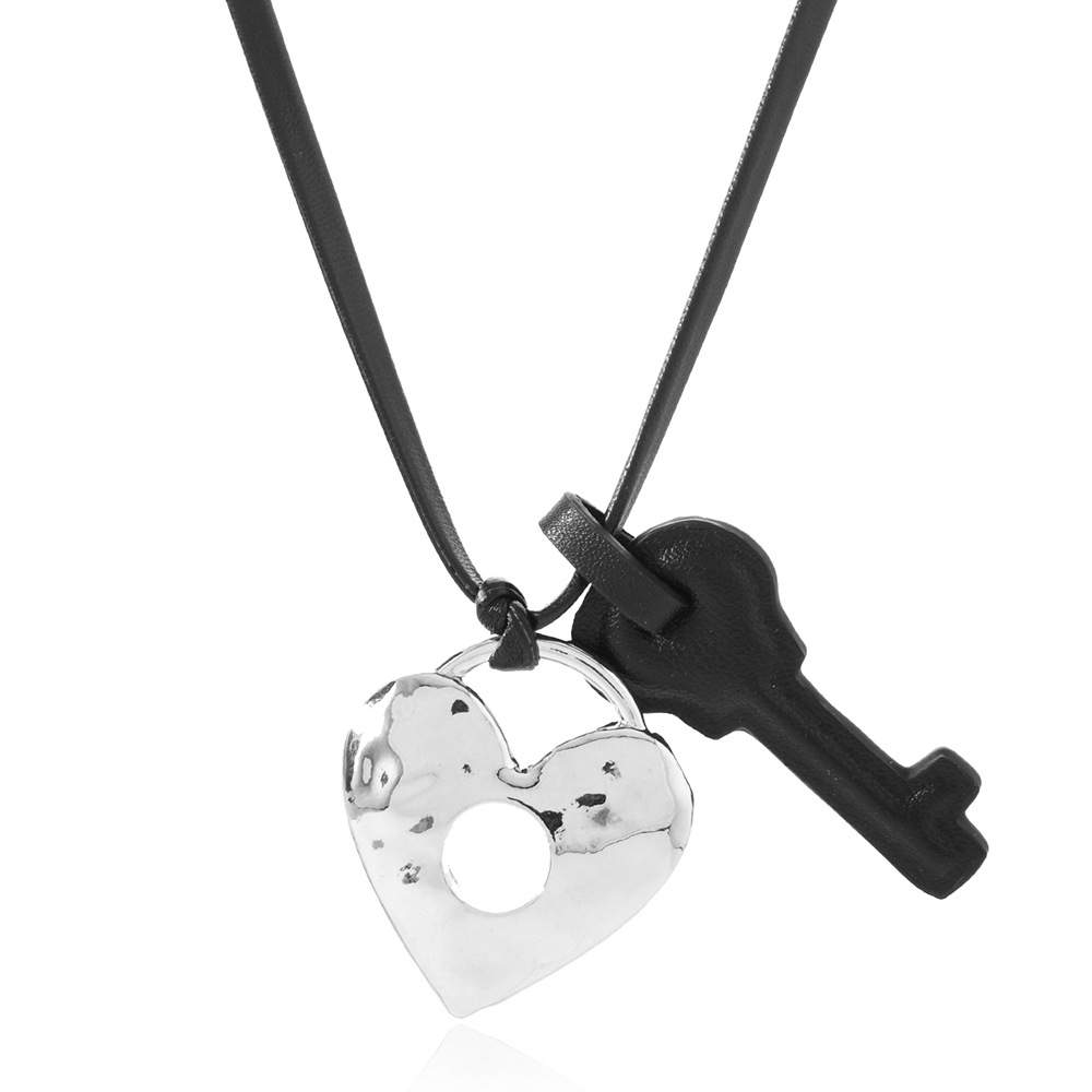 Collar colgante de amor de aleación simple Moda de alta gama Cadena de suéter largo Collar de tendencia de nicho transfronterizo al por mayor