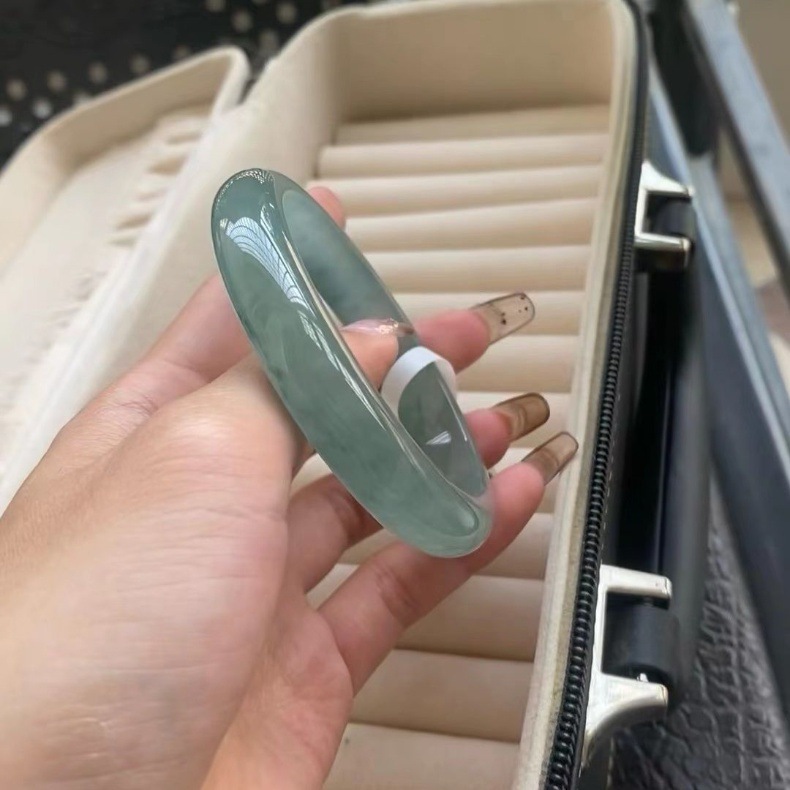 Vòng tay ngọc bích tự nhiên Myanmar cấp 5A màu xanh tươi mát, đường kính trong 52–64 mm chi tiết 7