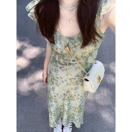 甜美小飞袖碎花裙温柔风连衣裙女夏季气质修身荷叶边a字吊带长裙