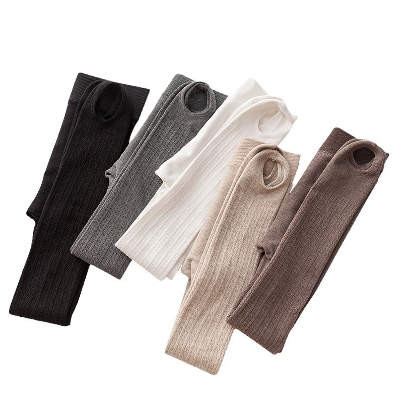 秋冬のベルベット麻花磨毛は子供のパンストの現物卸売りの新しい女の子が保温して足のズボンを踏む